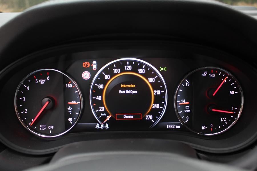 Панель приборов Opel Insignia Grand Sport Turbo D 2017 года  (фото 18 из 29)